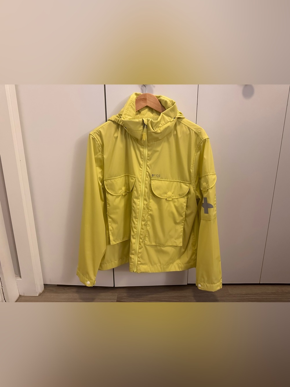 FIGS Extremes Yellow Hooded Rain Jacket with Reflective Detail Womens L